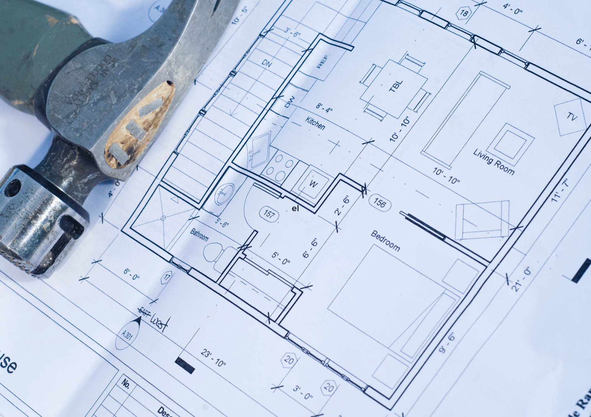 Arquitecto técnico supervisando obra en Barcelona